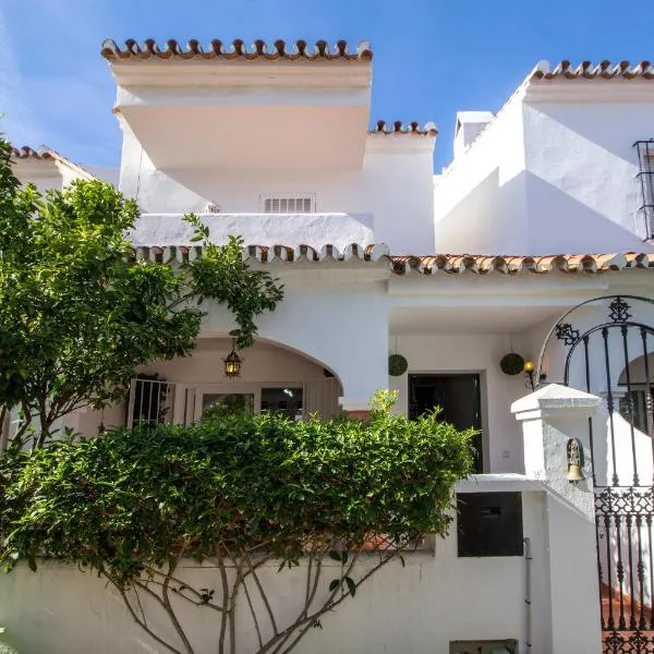 A cozy and elegant townhouse across the beach, hotel en Torre de Benagalbón