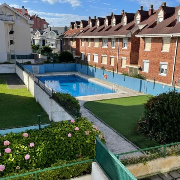 Apartamento con piscina y WIFI a 100 metros de la playa en Somo – hotel w mieście Somo