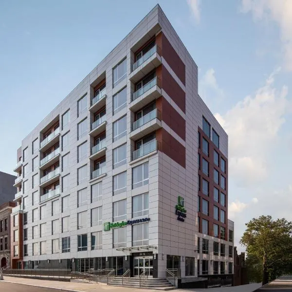 Holiday Inn Express & Suites Woodside LaGuardia Airport, hotel v Queensu