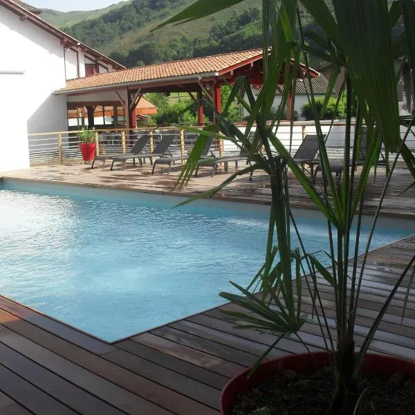 Logis Hôtel Andreinia & Cabanes, hotel v destinaci Esterençuby