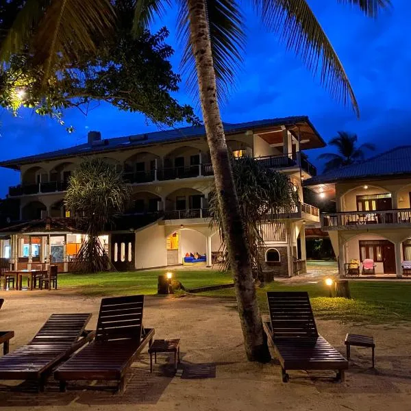 Sri Gemunu Beach Resort, hotel em Atadahewatugoda