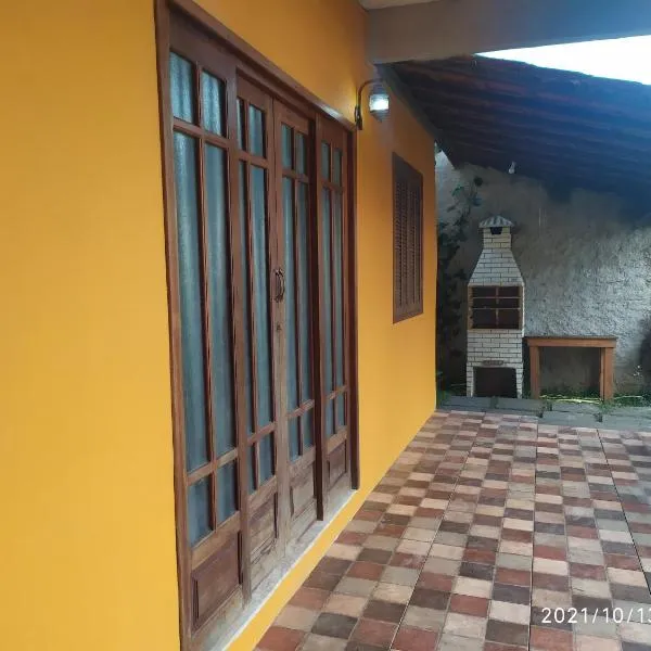 Casa amarela da Prainha de Mambucaba (10 pessoas) โรงแรมในIlha do Cedro