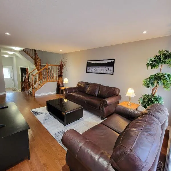 Cozy 3 bedroom town house 20 min from Ottawa down town and airport, hotel v destinaci Ottawa