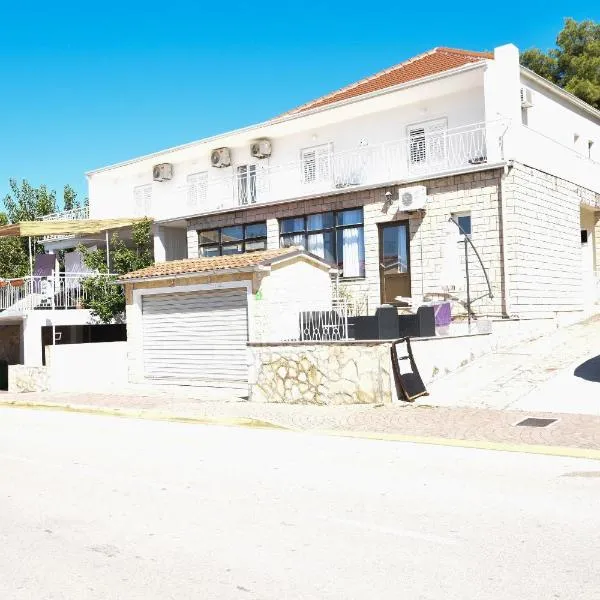 Rooms Bozena, hotel in Primošten