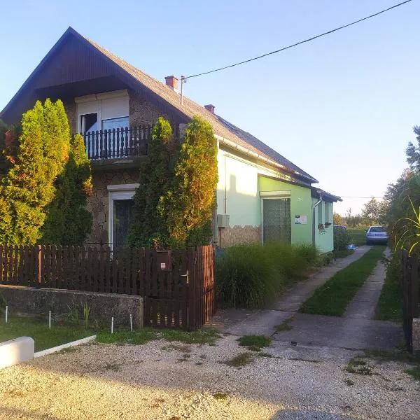 Etus Vendégház, hotel v destinaci Balatonfenyves