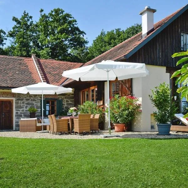 Chalet in der Steiermark mit Pool & Aussicht, hotel in Fehring