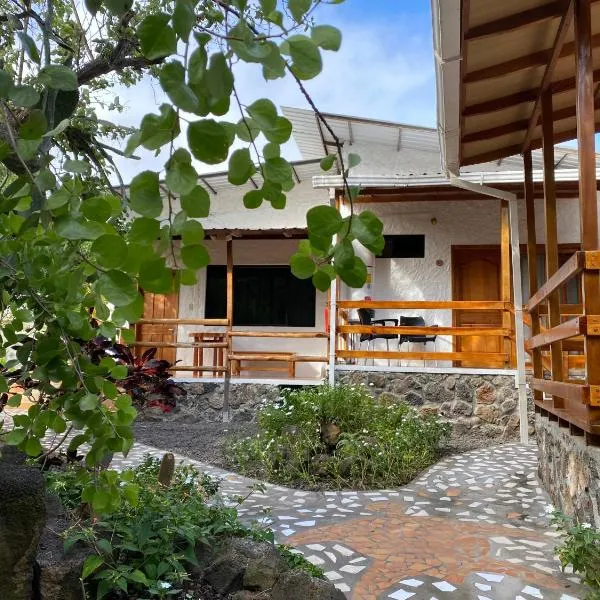 La Peregrina Galapagos B&B، فندق في بويرتو أيورا