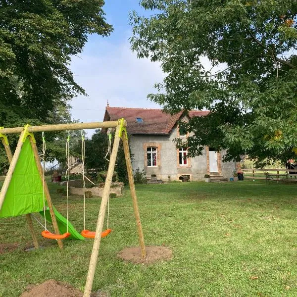 Gîte de la Chaumière - Château de la Bouchatte, hotel a Chazemais