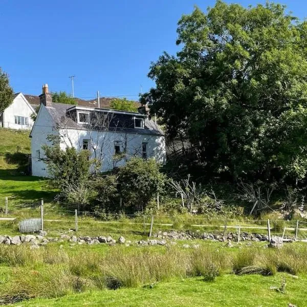 Beautiful cottage in a wonderful Highland setting, hotel in Drumbeg