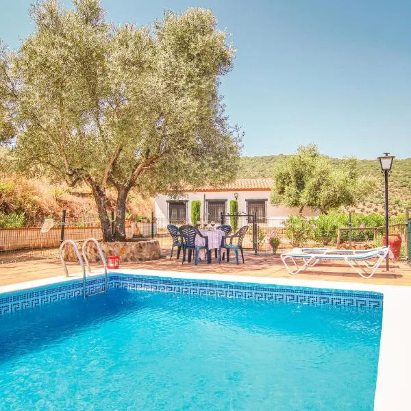 Awesome Home In Villanueva Del Rey With 4 Bedrooms And Outdoor Swimming Pool, hotel in La Cardenchosa