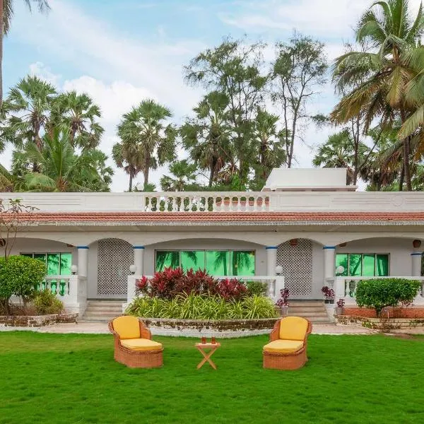 StayVista's Villa Bharat - Beachfront serenity with A spacious lawn, hotel v Bombaji