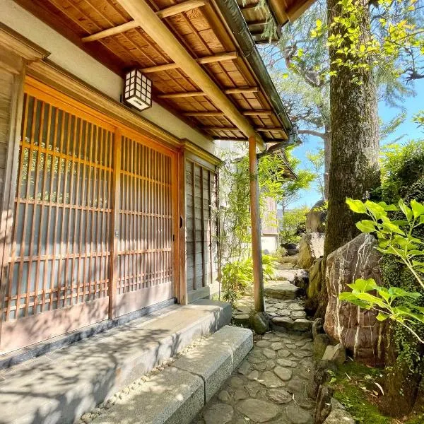 Atami Roji Kaede -熱海 路地楓- 温泉付 ペット可, hotel v destinaci Atami