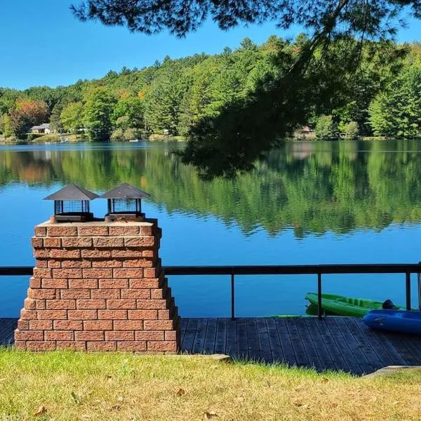 Year-round Waterfront Green Cottage On Vert Lake, hotel in Val-des-Bois