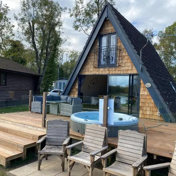 Widgeon Bespoke Cabin is lakeside with Private fishing peg, hot tub situated at Tattershall Lakes Country Park, hotel en Tattershall