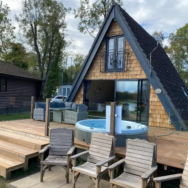 Widgeon Bespoke Cabin is lakeside with Private fishing peg, hot tub situated at Tattershall Lakes Country Park, hotel u gradu 'Tattershall'