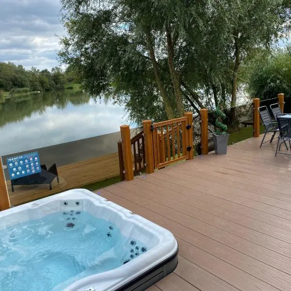 Indulgence Lakeside Lodge i2 with hot tub, private fishing peg situated at Tattershall Lakes Country Park, hotel in Tattershall