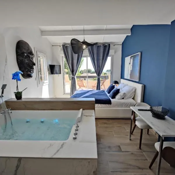 Suites JM - Les Pins Marines - Jacuzzi & Vue Mer、バンドールのホテル
