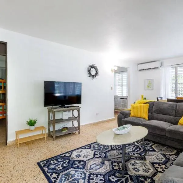 Huge Porch House in Rainforest 15 min from Beach, hotel v destinaci Sabana