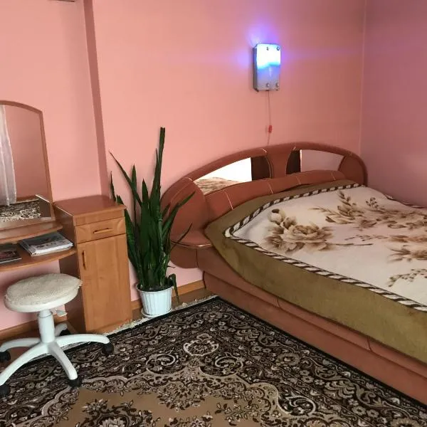 Апартаменти з окремою ванною кімнатою, hotel in Chernivtsi