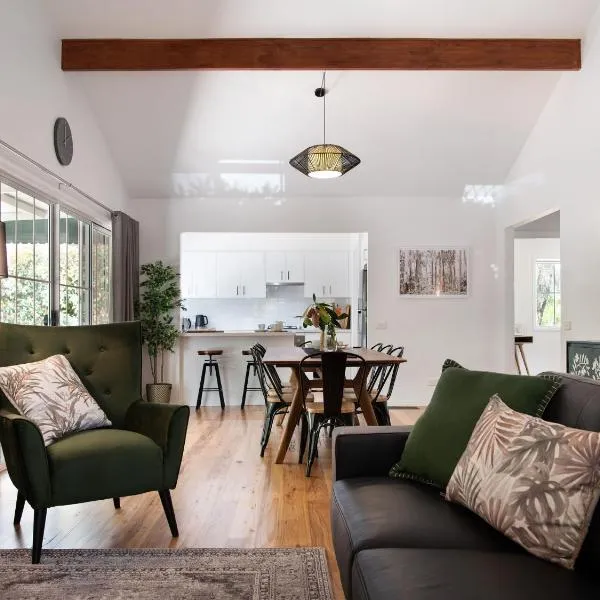 The Den, outdoor spa Daylesford, hotel in Hepburn Springs