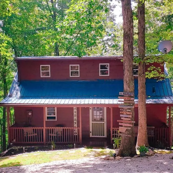 Trailseeker Cabin w King Bed Hot Tub at Red River Gorge Natural Bridge, hotel in Stanton