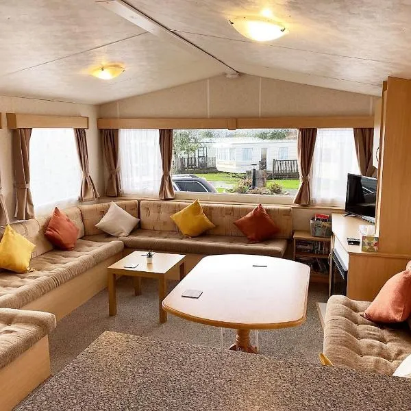 Devon Barnstaple Self Catering Tarka Holiday Park Free Wi-Fi Spacious Static Caravan sleeps 4 Pets allowed location Devon EX31 4AU Just 6 miles from Saunton Sands Please note no sign written vehicles are allowed to park on the holiday park overnight, hotel in Barnstaple