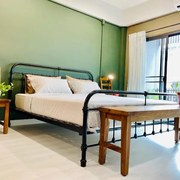 Grasshopper Bed and Cafe, hotell i Pak Kret