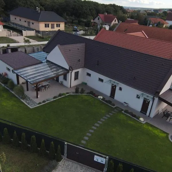 Ölyv, hotel v destinaci Fertörákos