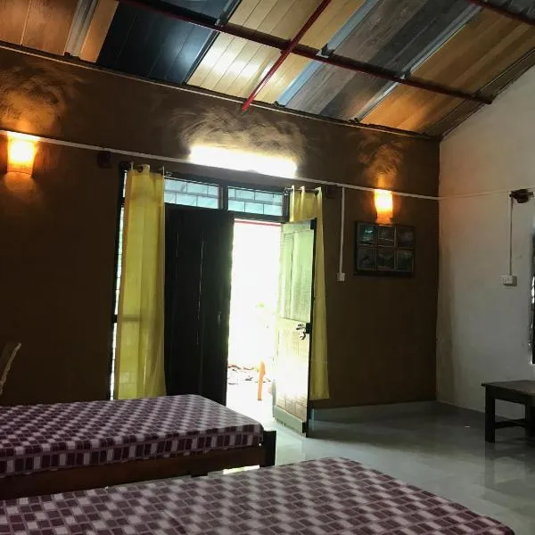 Kamp Kamouflage Kanha, hotel in Paraswāra