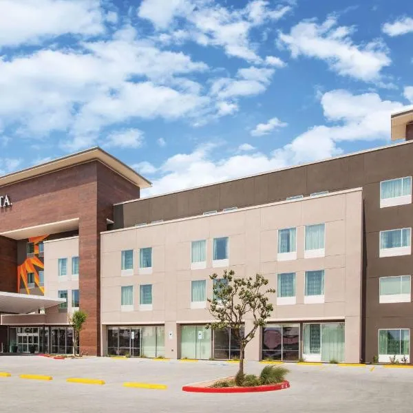 La Quinta Inn & Suites by Wyndham Bardstown, hotel in Withrow