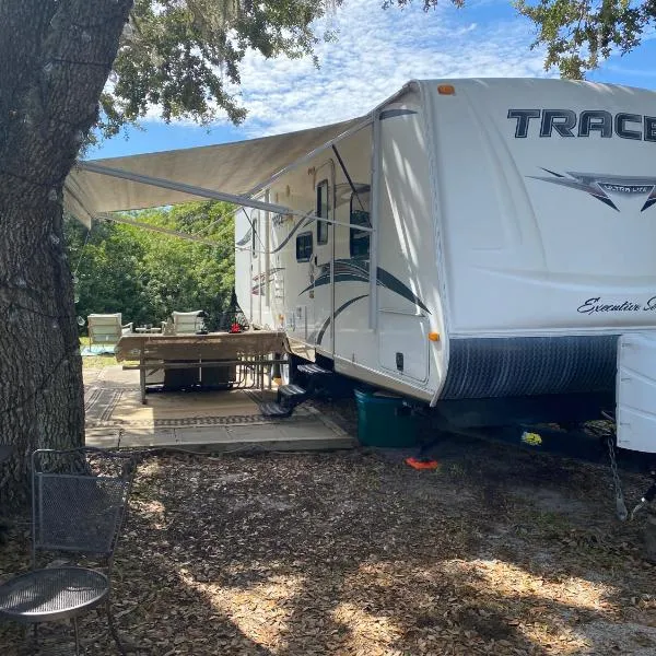 Water Front Tracer RV by Glampers Camp, hotel in Port Charlotte