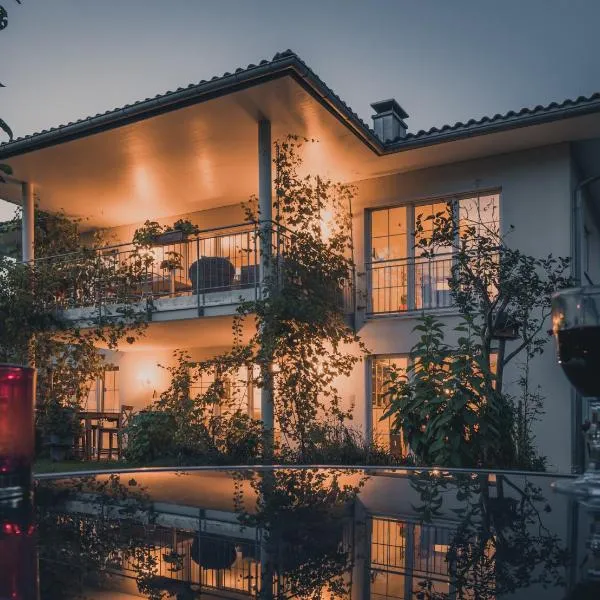 Coraline -Koblach, 6-10 P, 3 Schlafzimmer, Küche, riesige Terrasse, Parkplatz, WiFi, Stellplatz Ski, hotel a Koblach