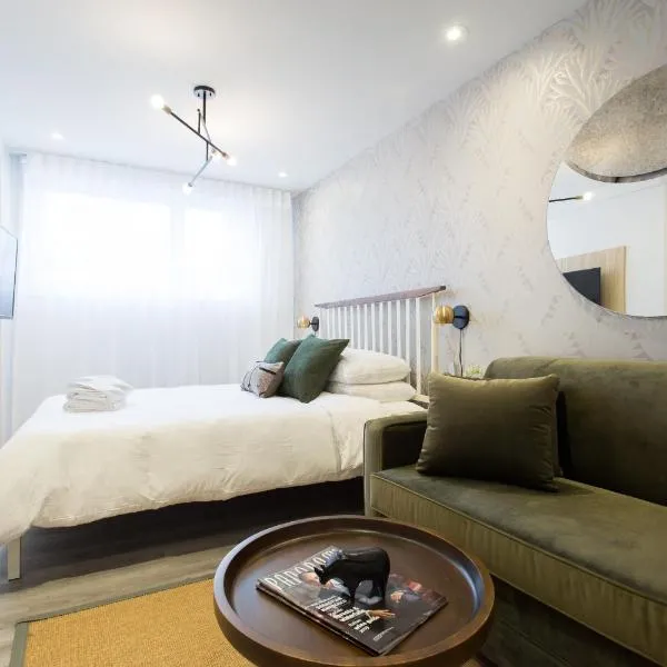 Serene and Styled Little Italy Studio full bath by Den Stays, ξενοδοχείο στο Μόντρεαλ