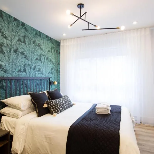 Studio Palms Steps from JeanTalon Market Full Bath by Den Stays, hotel i Montreal