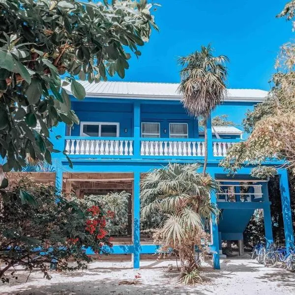 Vacation Home Blue Lotus- Gold Standard Certified, hotel di Caye Caulker