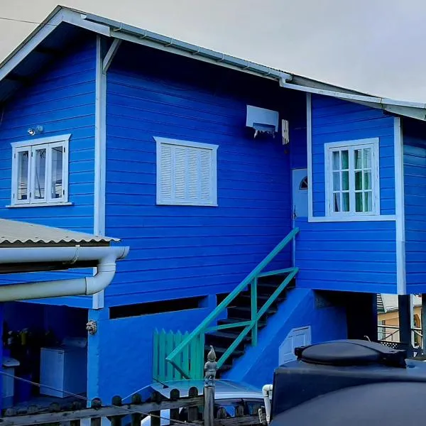 onelovecottagetobago holiday home, hotel v destinaci Scarborough
