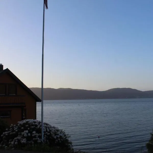 Hjelvikhytta - flott beliggenhet ved sjøen, hotel in Hjelvik