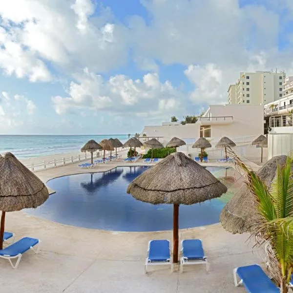 Oceanfront white sand beach condo for families, hotel en Cancún