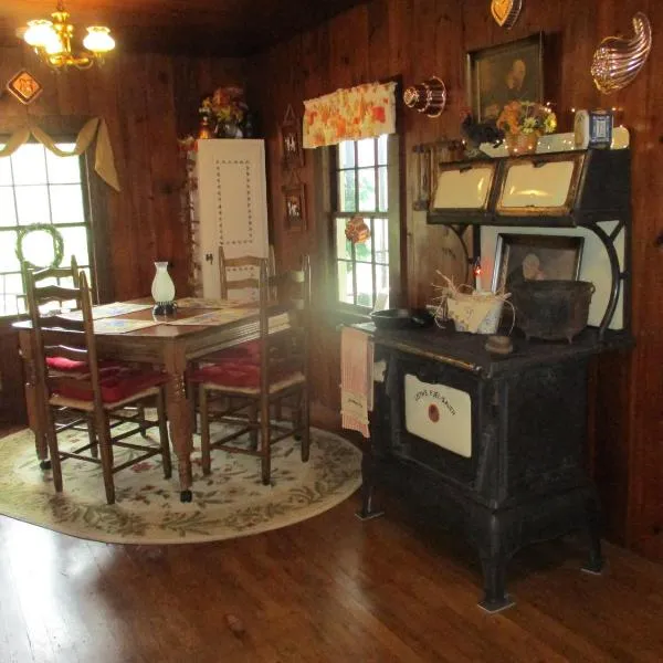 Cabin retreat just off I-77, wonderful experience for 2!, hotel v destinaci Princeton