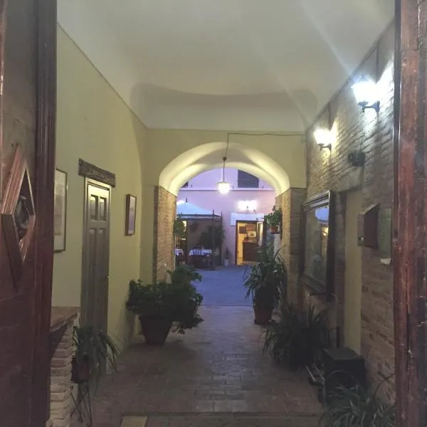 Hotel Fioriti, hotel en Castelraimondo