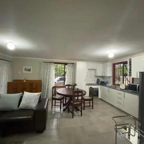 Man and Dog Log Cabin, hotel v destinaci Midrand