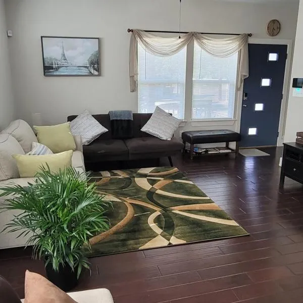 SPACIOUS TOWNHOUSE MINUTES FROM DOWNTOWN SA., hotel sa San Antonio