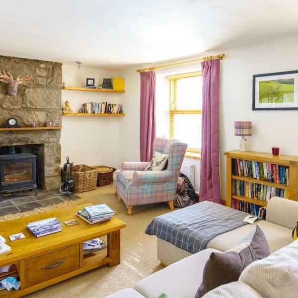 Milne's Brae, cosy, comfortable and centrally located in beautiful Braemar, hotel v destinaci Braemar
