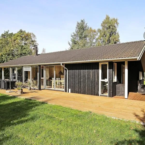 6 person holiday home in Frederiksværk-By Traum, hotel v destinaci Frederiksværk