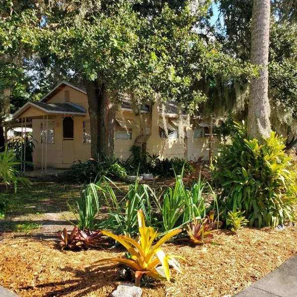 1 Beige Cozy Bungalow or 1 White Cozy Efficiency Cottage in Titusville, hótel í Titusville