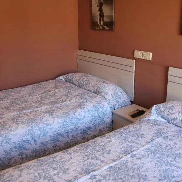 HOSTAL BURGALES, hotel in Villafranca