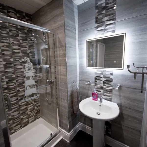 Rossall Guest House -Ideal For Families & Couples, מלון בבלקפול