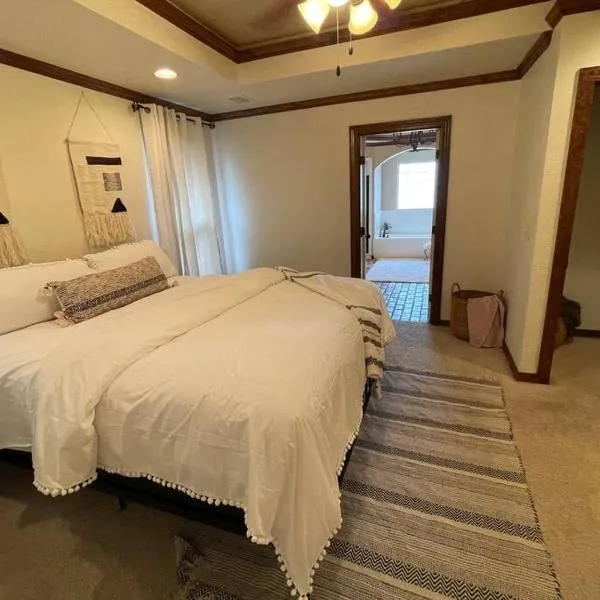 8beds, KING BED, fireplace, & whirlpool Sleeps 12, hotel v destinaci Amarillo