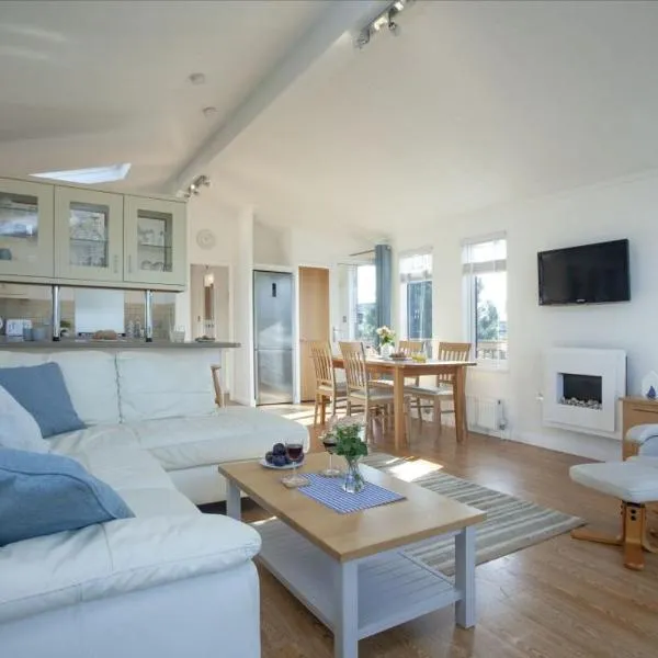 Spacious 3 Bedroom Lodge with Rural and Sea Views, hotel v destinaci Soar