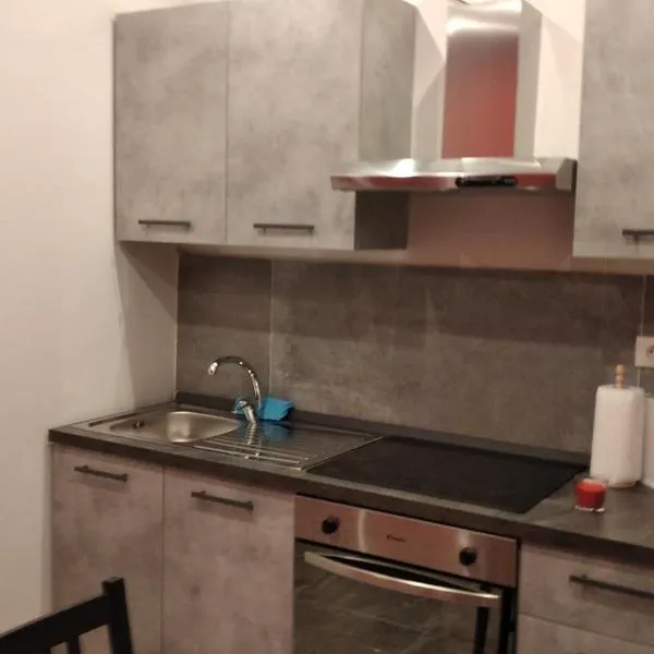 casa serrati(locanda la cascina)camera con bagno privato ma cucina in comune, hotel di San Giuliano Milanese